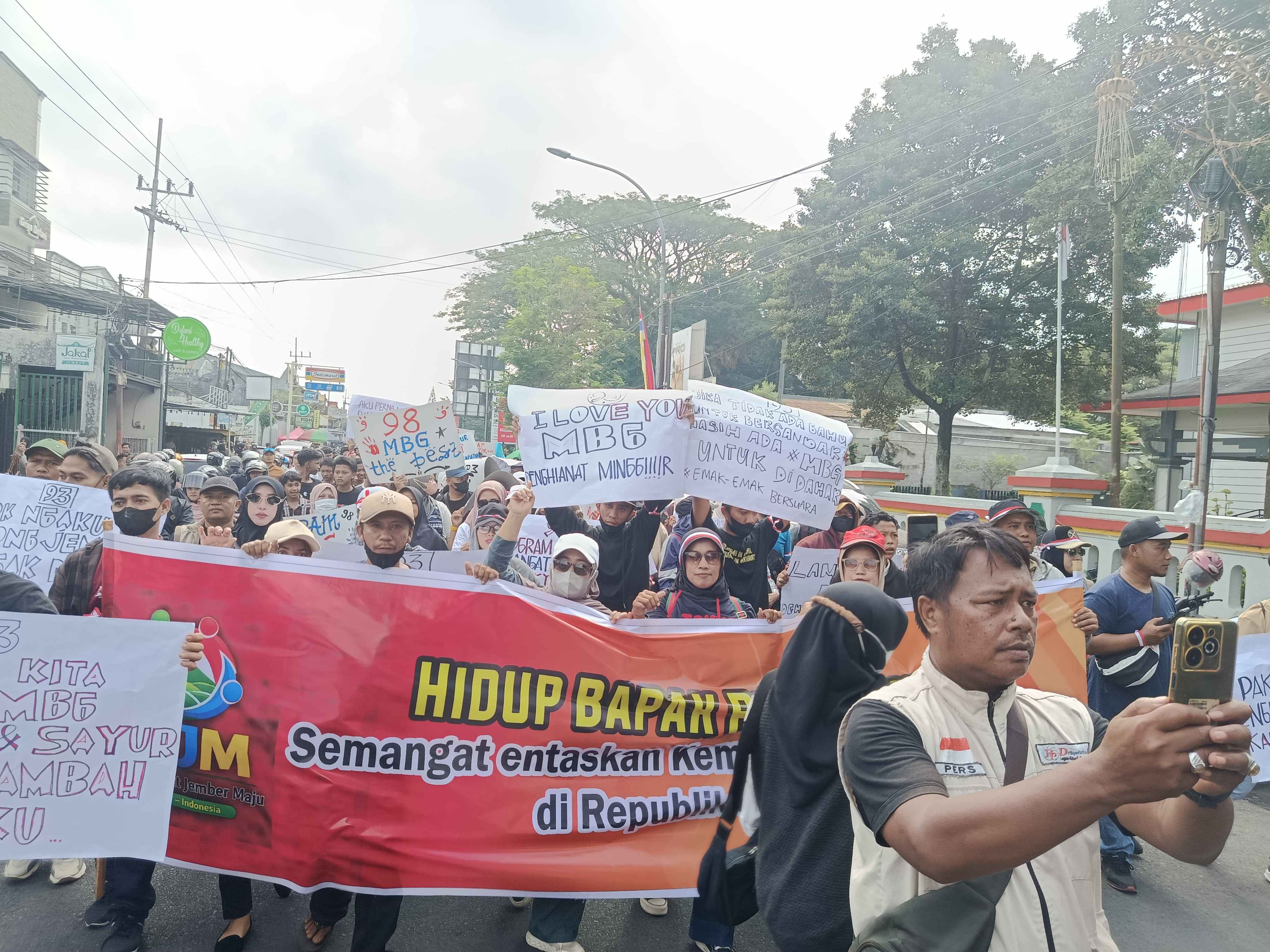 ribuan-warga-jember-gelar-aksi-damai-dukung-program-makan-bergizi-gratis-dinilai-mampu-gerakkan-ekonomi-rakyat-20260621