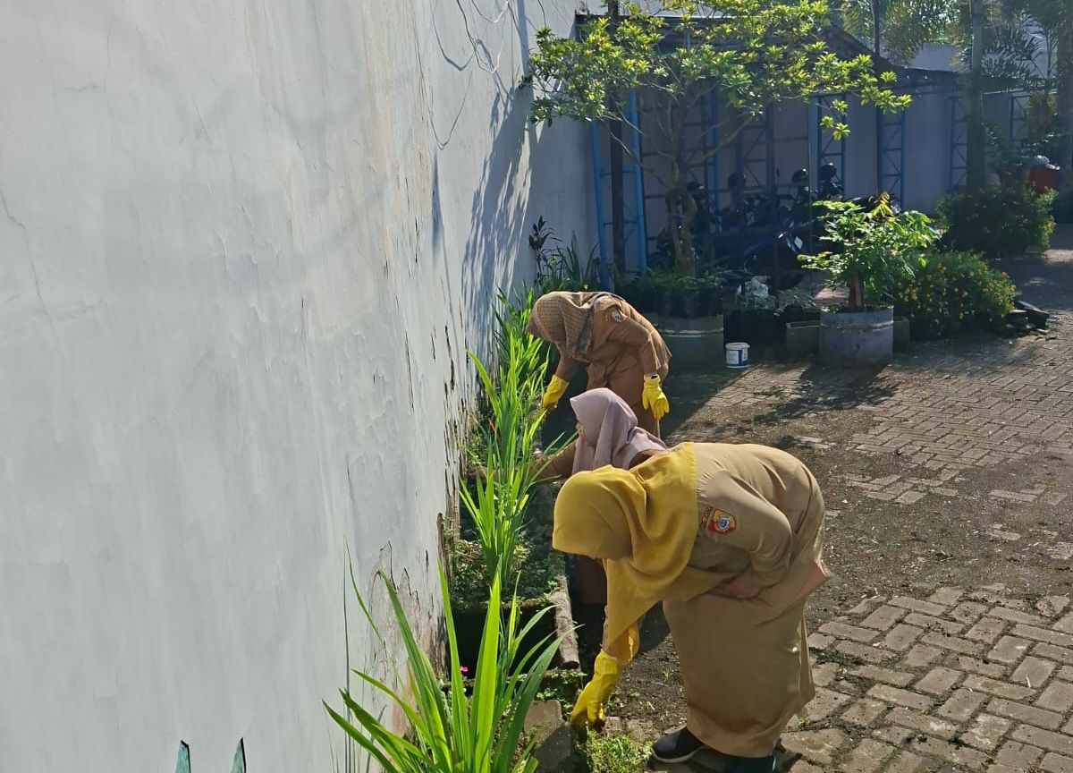 dispusip-jember-gelar-korve-rutin-wujudkan-lingkungan-kerja-bersih-dan-nyaman-20260624