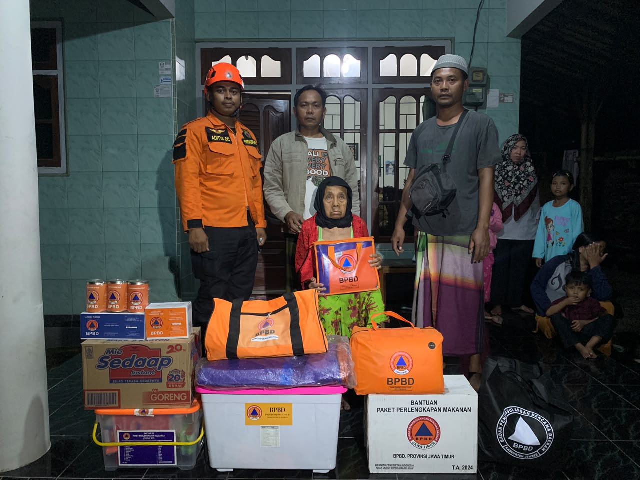 atap-rumah-lansia-di-antirogo-ambruk-diterjang-hujan-ekstrem-bpbd-jember-salurkan-bantuan-darurat-20260624
