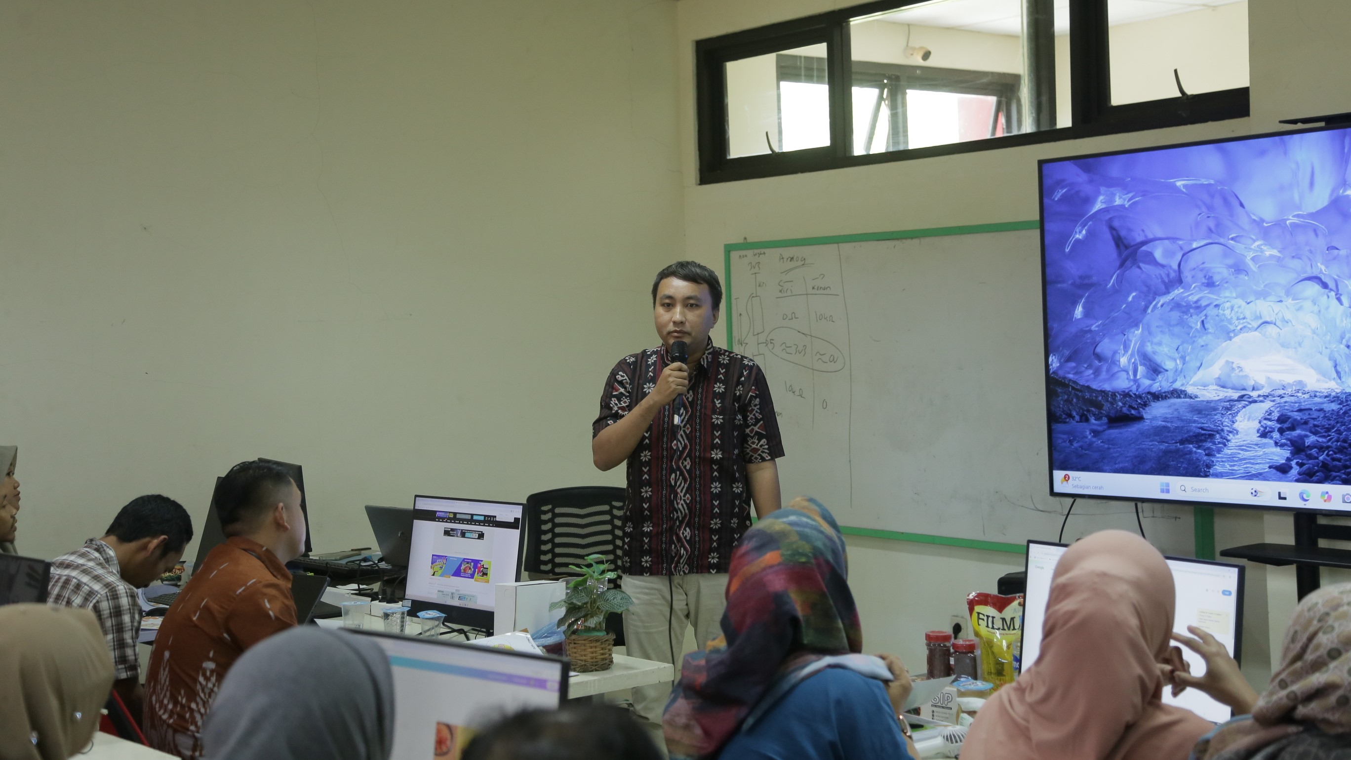 dari-teori-ke-praktik-peserta-pelatihan-branding-dan-pemasaran-daring-disnaker-jember-unjuk-kemampuan-di-polije-20260625