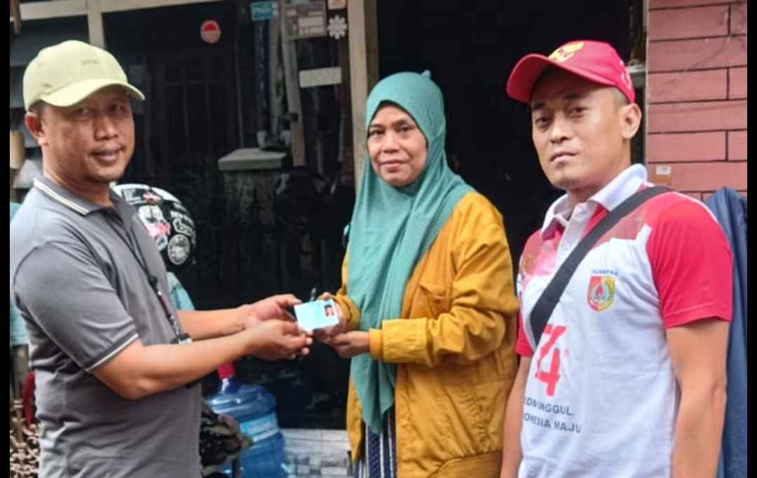 jumat-sehat-perangkat-kelurahan-kepatihan-antarkan-e-ktp-langsung-ke-rumah-warga-20260626