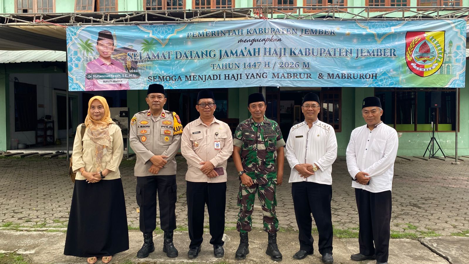 air-mata-haru-warnai-kepulangan-jemaah-haji-kaliwates-di-ponpes-darrushollah-20260626