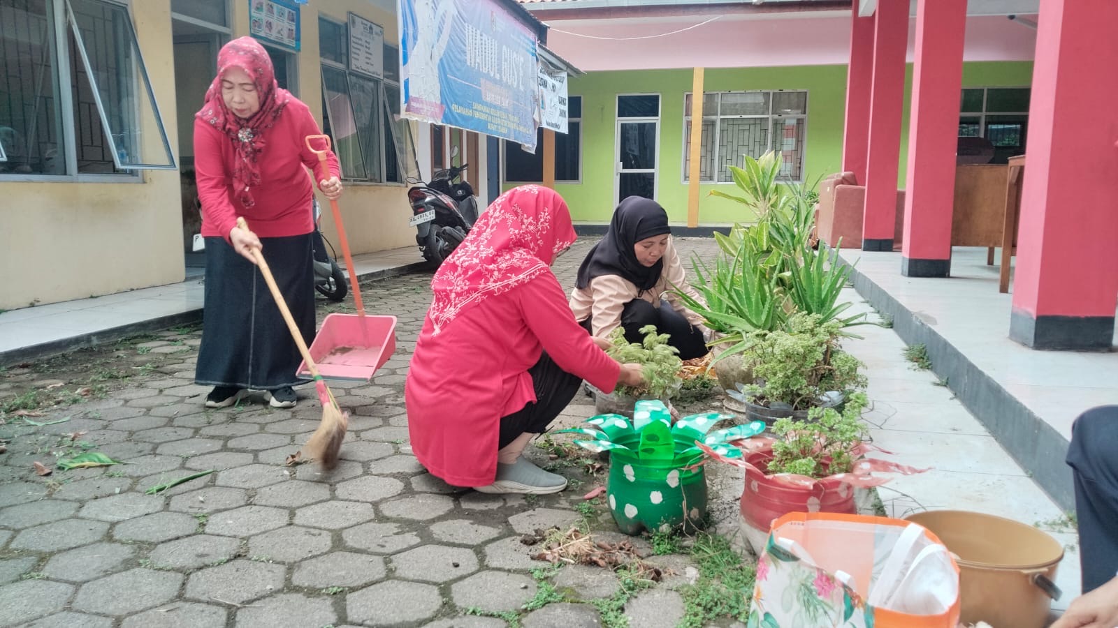 pkk-dan-perangkat-kelurahan-mangli-gelar-kerja-bakti-rutin-perkuat-kebersihan-lingkungan-dan-semangat-gotong-royong-20260627