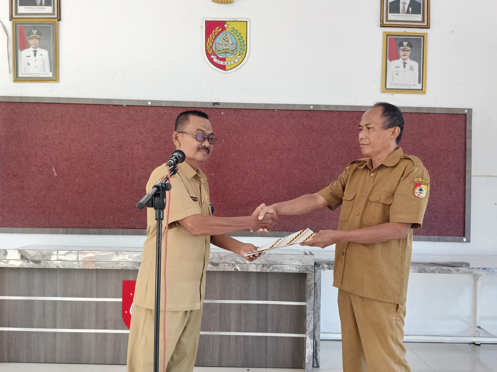 apel-pagi-kecamatan-patrang-berlangsung-khidmat-sekcam-berikan-apresiasi-kepada-pegawai-teladan-20260629