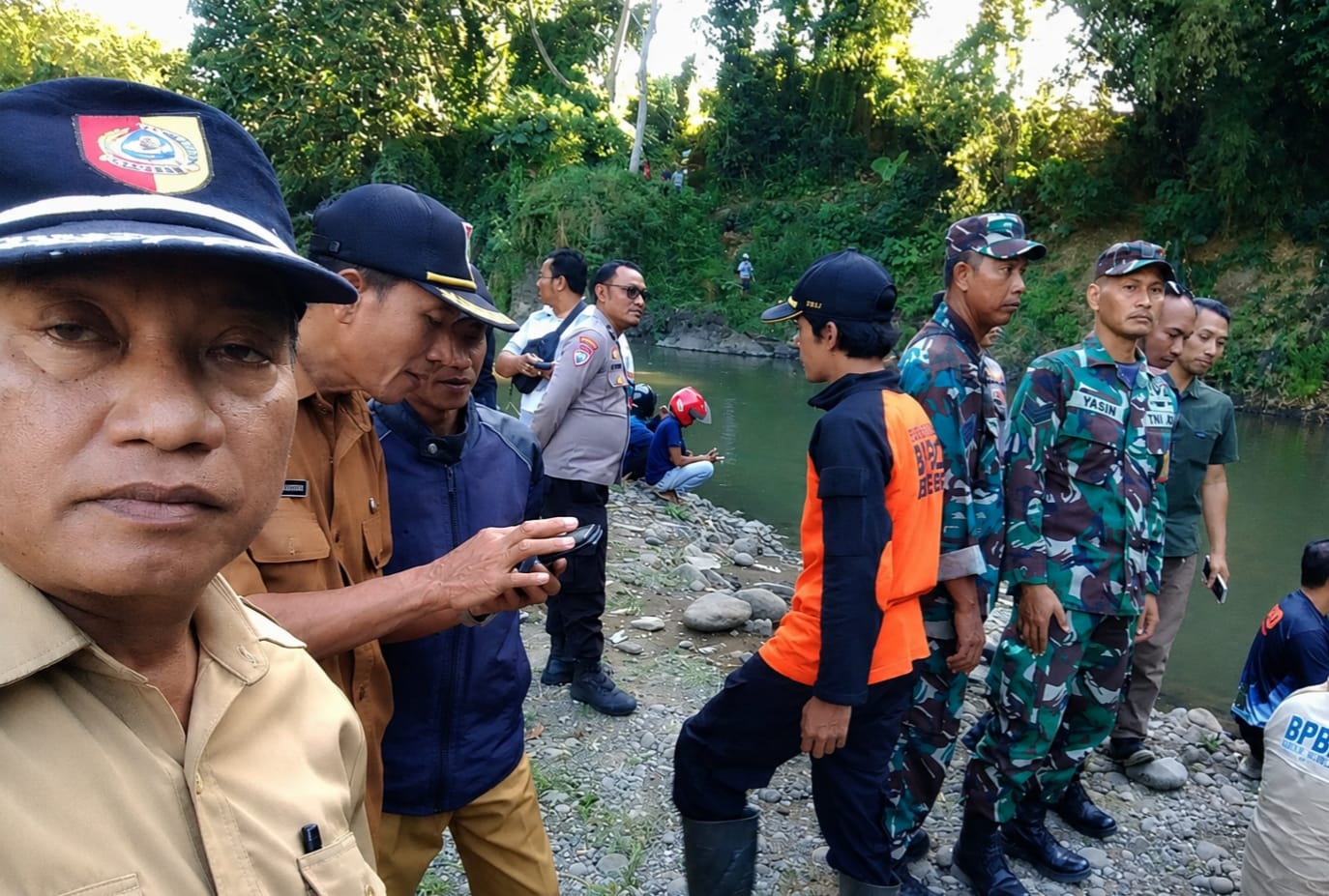 duka-menyelimuti-antirogo-pemerintah-kelurahan-iringi-kepergian-siswa-smp-yang-tenggelam-di-sungai-bedadung-20260701
