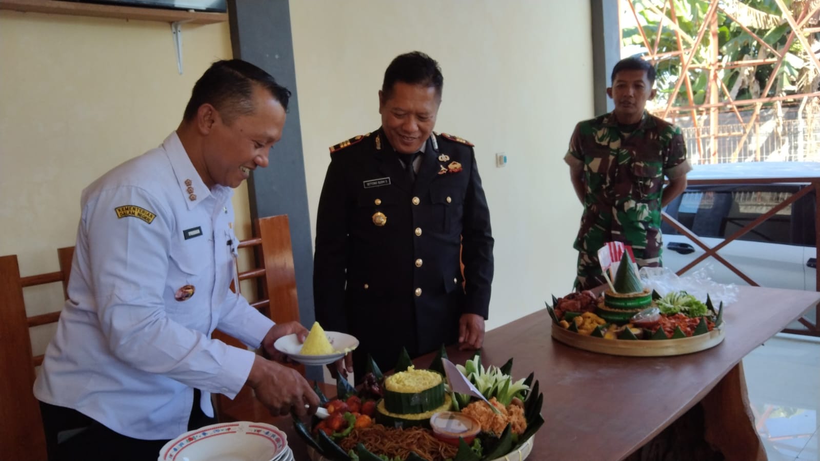 pemerintah-kecamatan-dan-koramil-beri-kejutan-hut-ke-80-bhayangkara-di-polsek-umbulsari-20260701