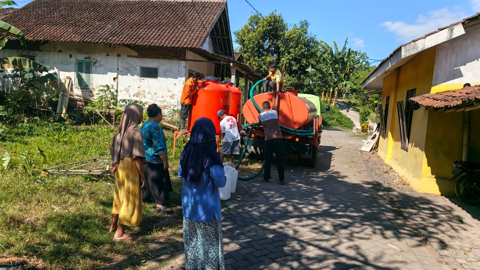 distribusi-air-bersih-disambut-antusias-ratusan-kk-di-sumberjeruk-kembali-bernapas-lega-20260708