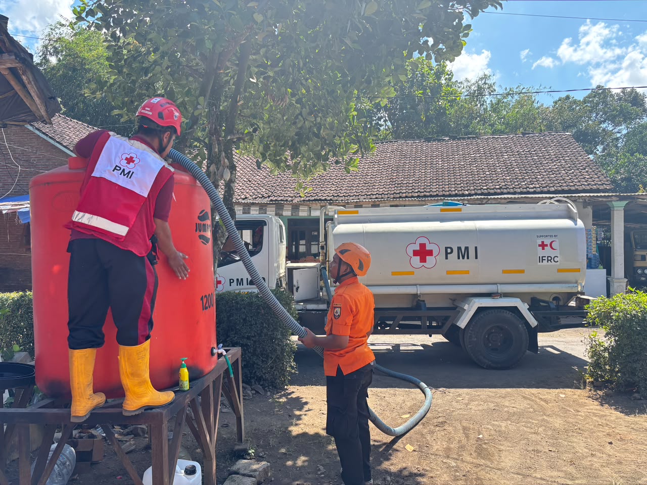 ratusan-kk-di-kalisat-dan-pakusari-terdampak-kekeringan-warga-antusias-sambut-distribusi-9000-liter-air-bersih-20260711