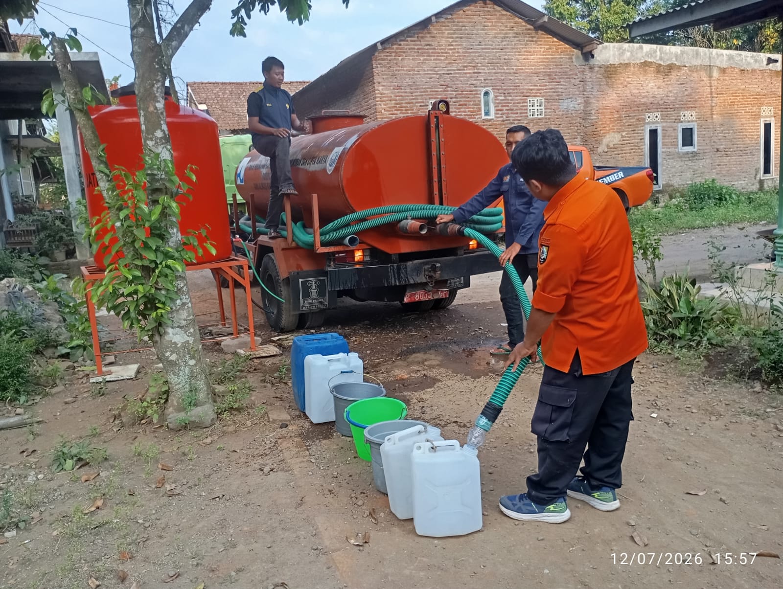 distribusi-air-bersih-ketiga-jangkau-325-kk-di-kalisat-antusiasme-warga-warnai-upaya-penanganan-kekeringan-20260713