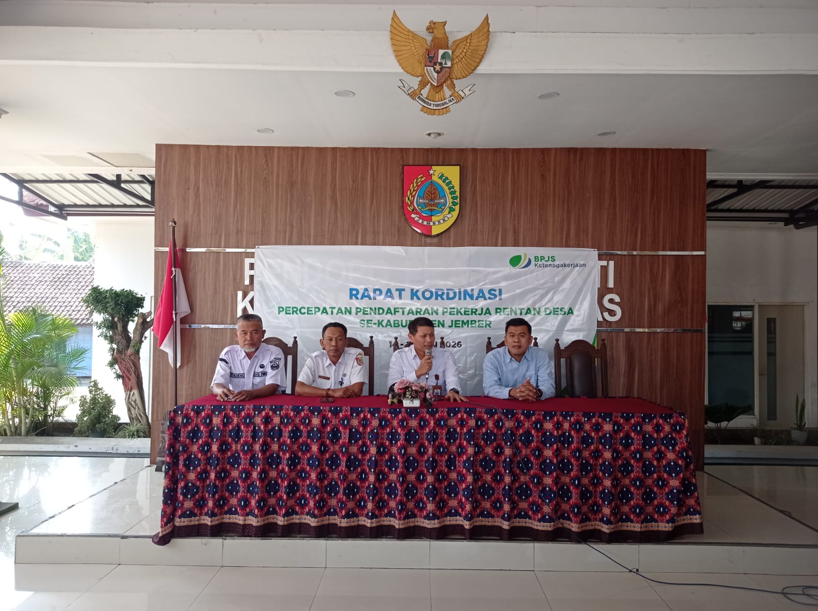 camat-gumukmas-dorong-percepatan-pendaftaran-bpjs-ketenagakerjaan-bagi-perangkat-desa-20260715