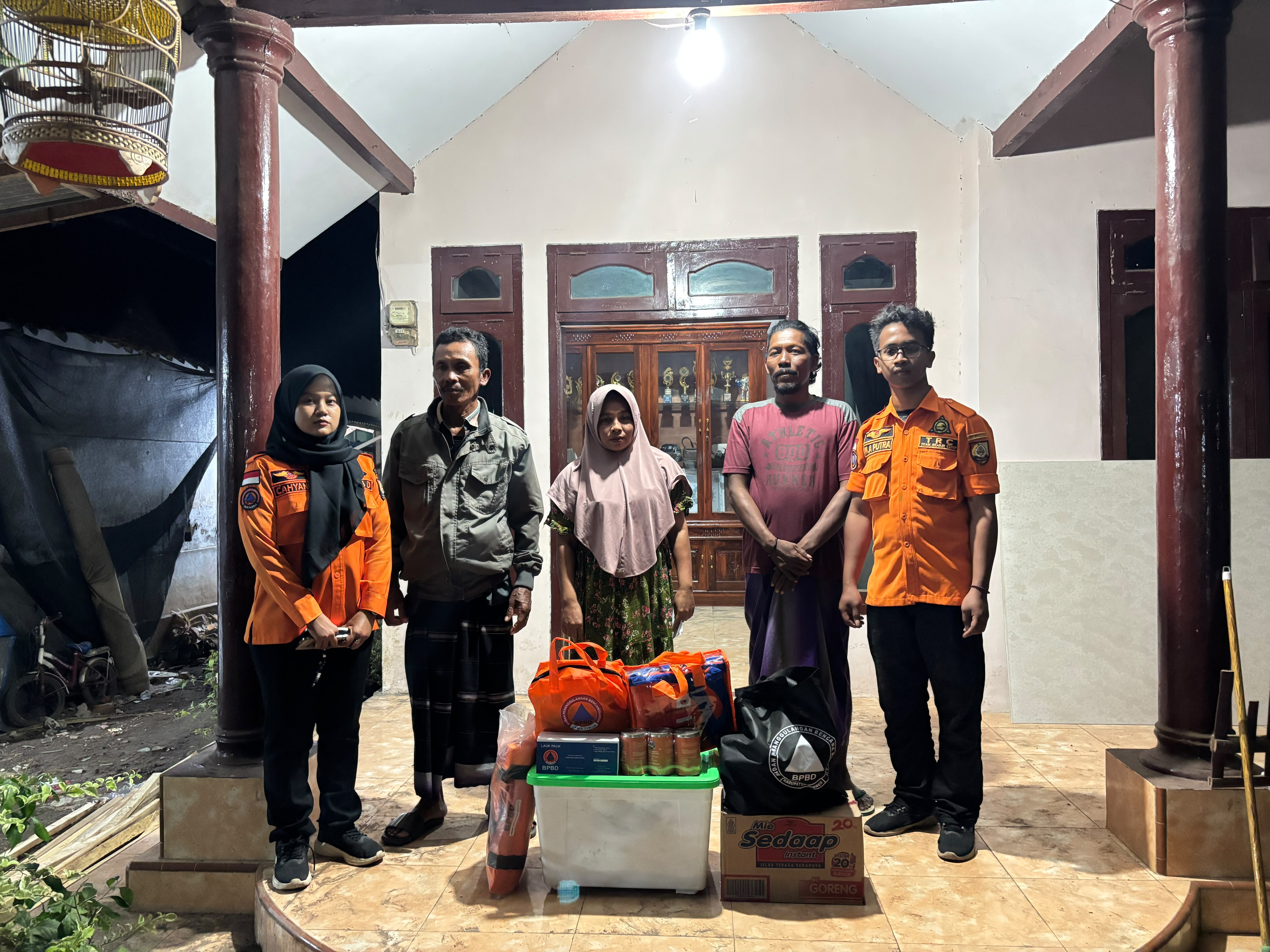 bpbd-jember-salurkan-bantuan-korban-kebakaran-di-wuluhan-warga-diimbau-waspada-bahaya-korsleting-listrik-20260717