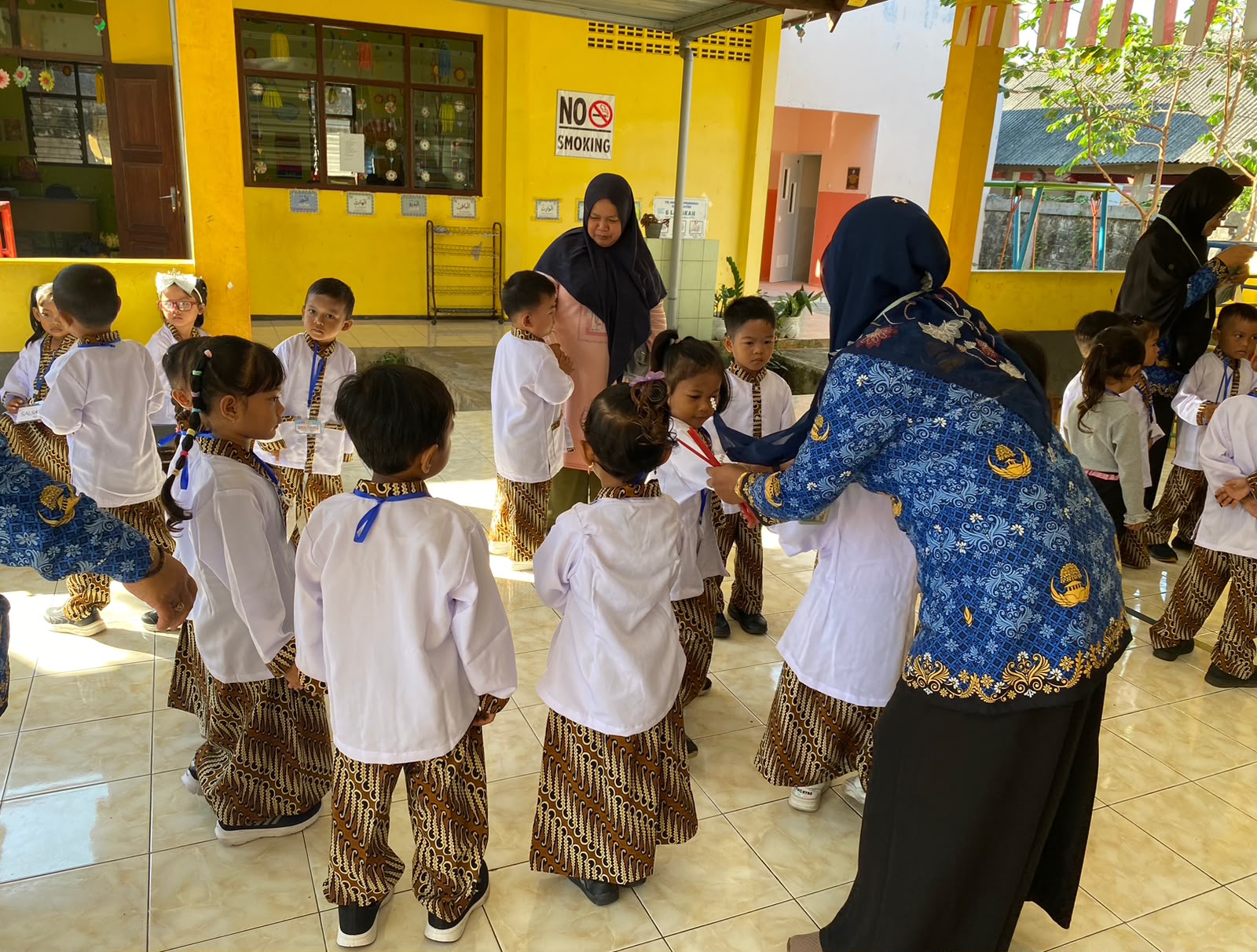 kompak-pindahkan-gelas-dengan-sedotan-mpls-tk-negeri-pembina-kaliwates-latih-kerja-sama-sejak-dini-20260717