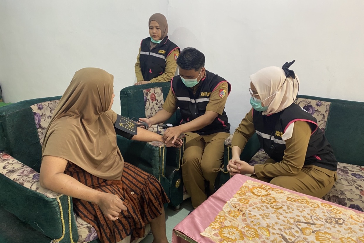 bakal-jadi-agenda-rutin-puskesmas-mumbulsari-jember-perluas-jangkauan-layanan-dor-to-dor-untuk-kelompok-rentan-20260718