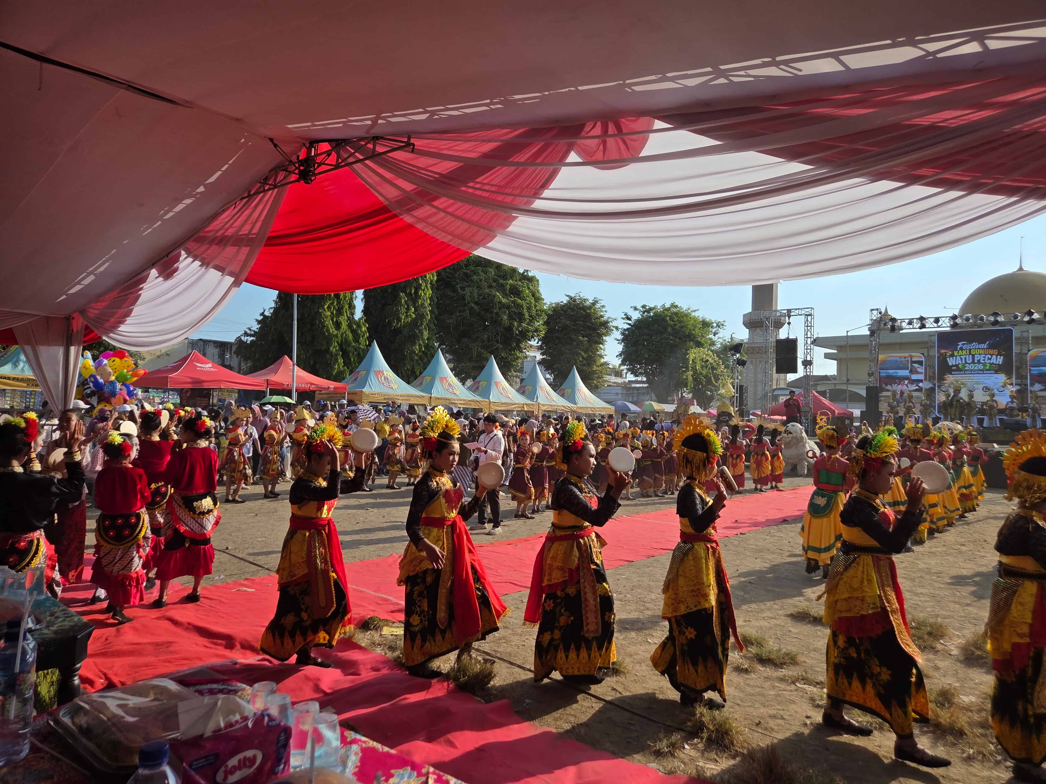 sanggar-kartika-budaya-pukau-pengunjung-di-festival-kaki-gunung-watu-pecah-20260720