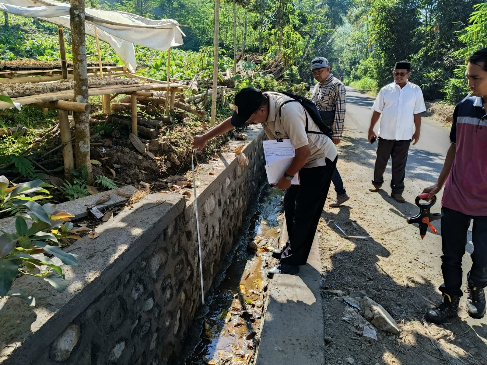 monev-dana-desa-di-sumberjambe-tim-kecamatan-apresiasi-tertib-administrasi-dan-tinjau-pembangunan-plengsengan-20260718