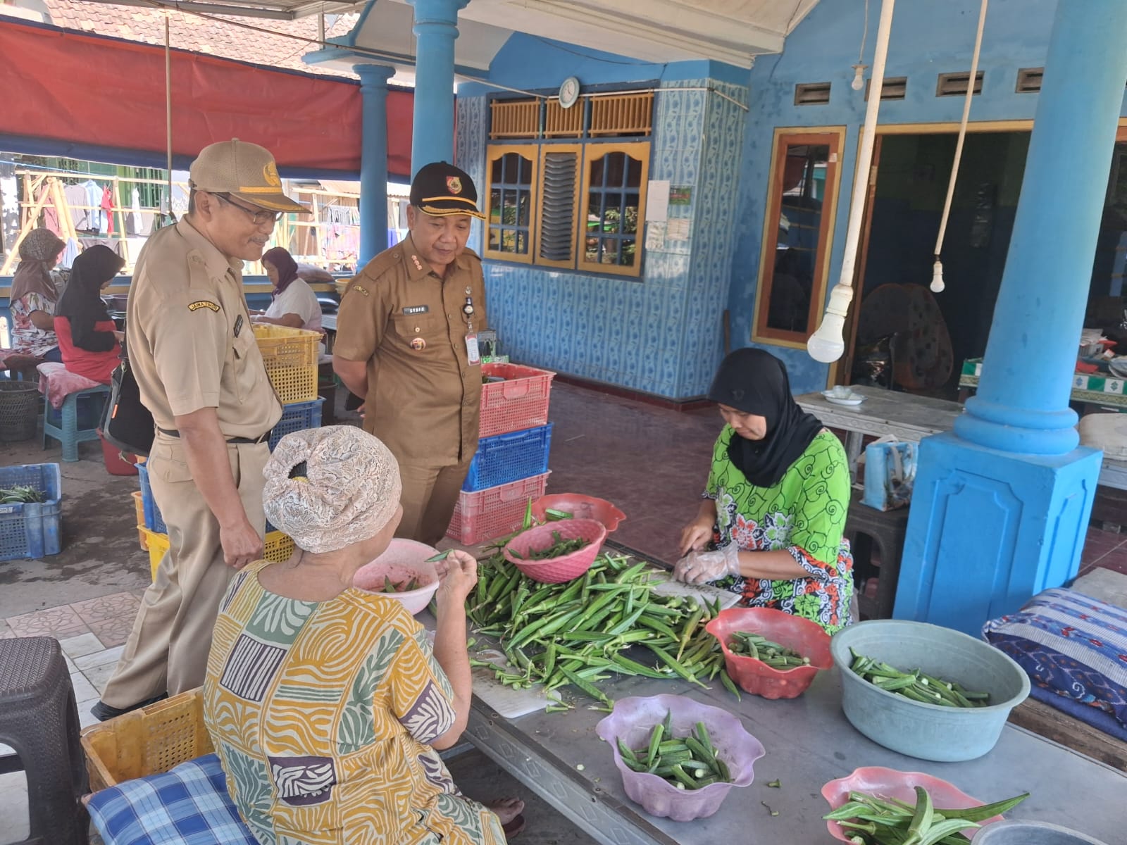 camat-sukorambi-tinjau-pengolahan-okra-dorong-kemitraan-petani-pengusaha-di-desa-jubung-20260720