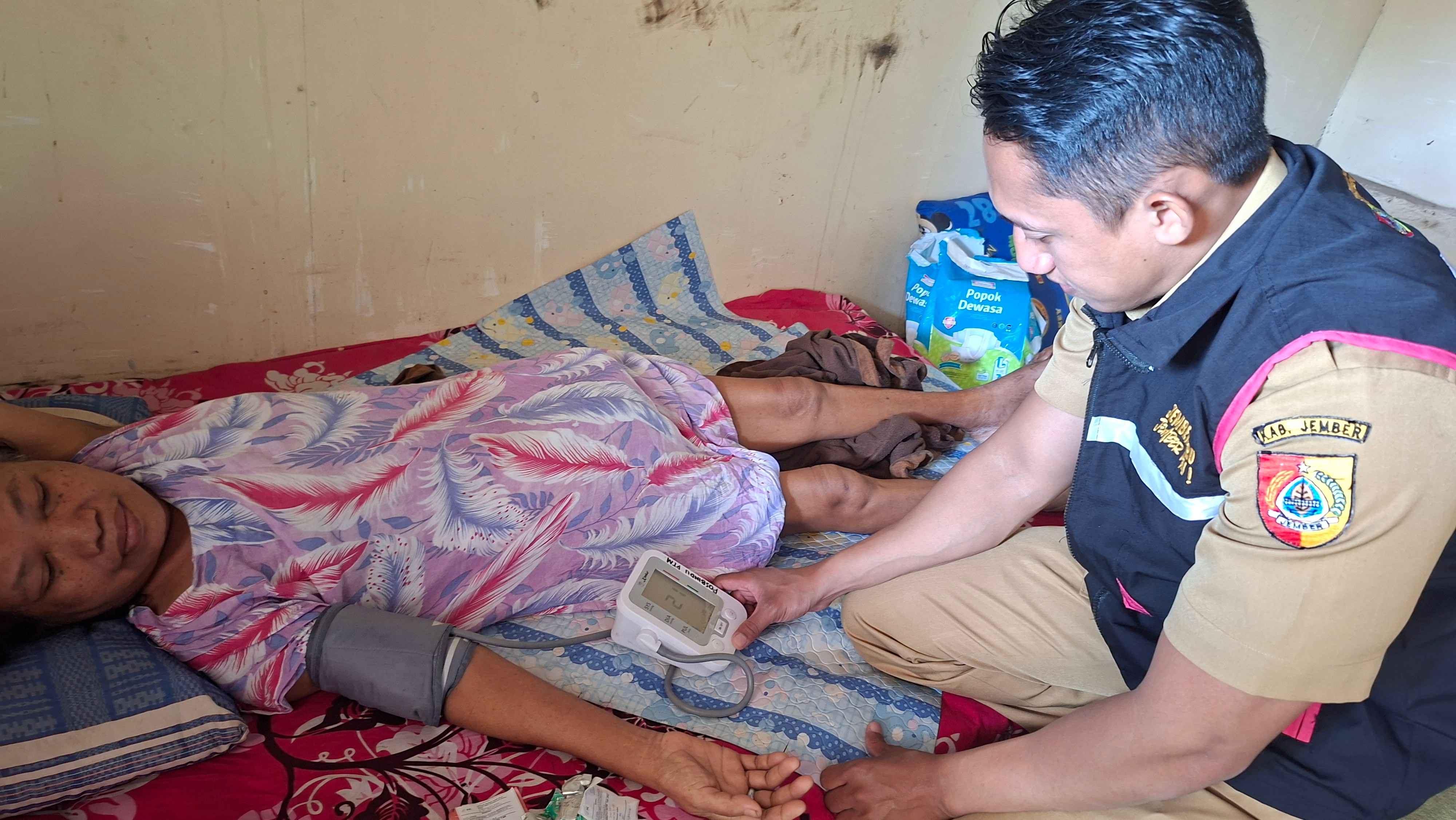 respons-cepat-lewat-program-home-care-bupati-fawait-lansia-kurang-mampu-di-jember-langsung-dapat-pelayanan-di-rumah-20260720
