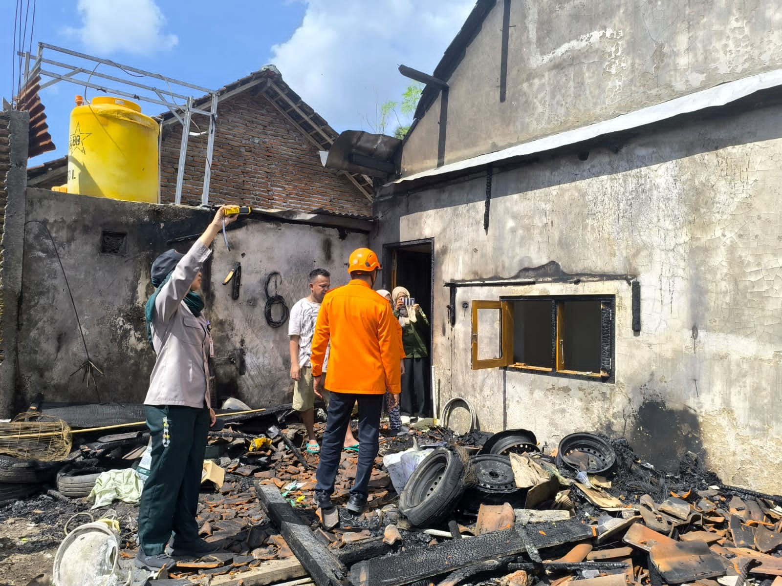 kebocoran-lpg-diduga-picu-kebakaran-rumah-di-kalisat-bpbd-salurkan-bantuan-dan-imbau-warga-tingkatkan-kewaspadaan-20260721