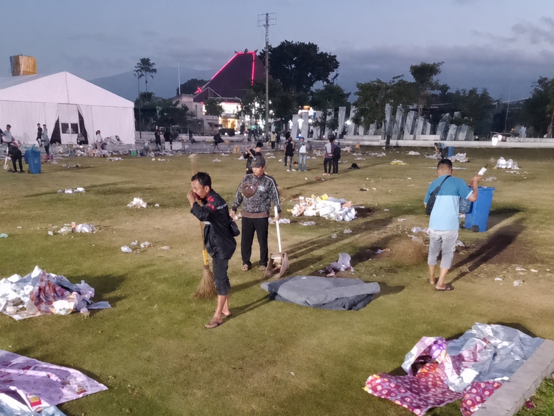 tim-psu-dprkplh-sigap-bersihkan-ribuan-sampah-usai-nobar-final-piala-dunia-di-alun-alun-jember-20260721