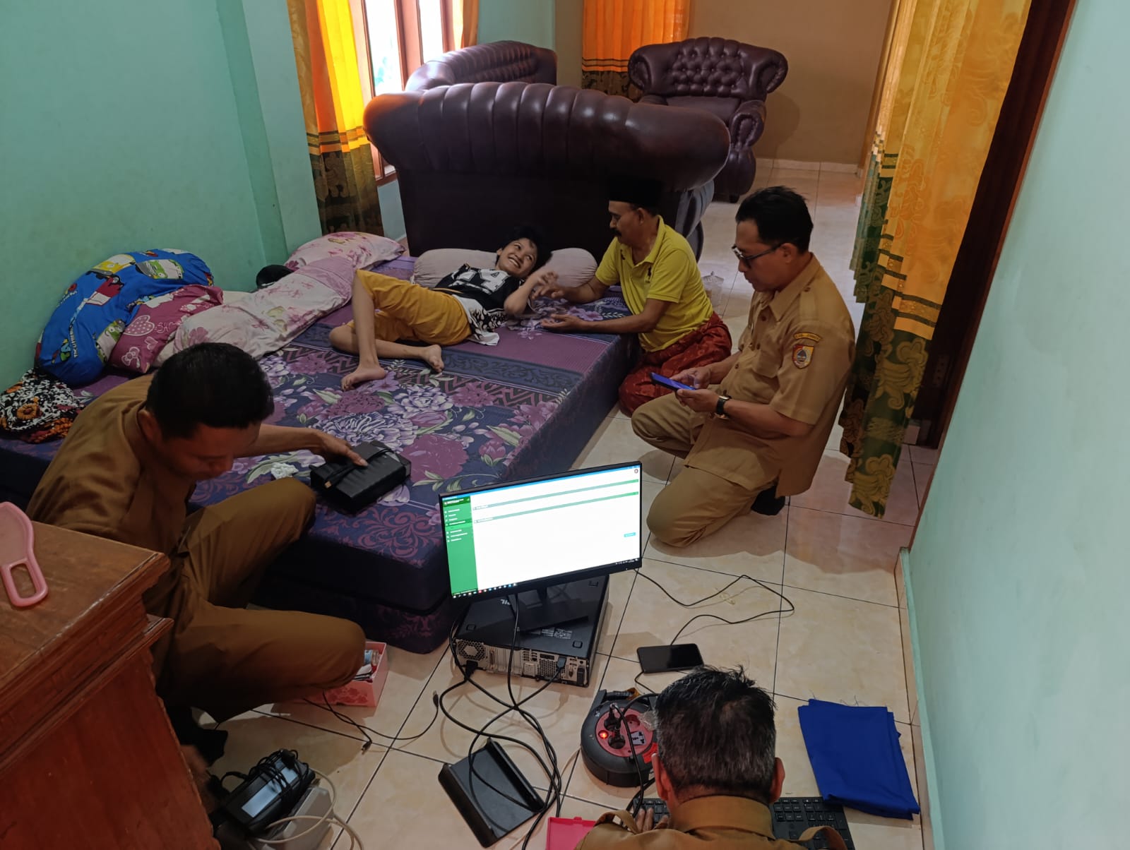 petugas-pelayanan-kecamatan-gumukmas-datangi-rumah-warga-disabilitas-untuk-perekaman-ktp-el-20260723