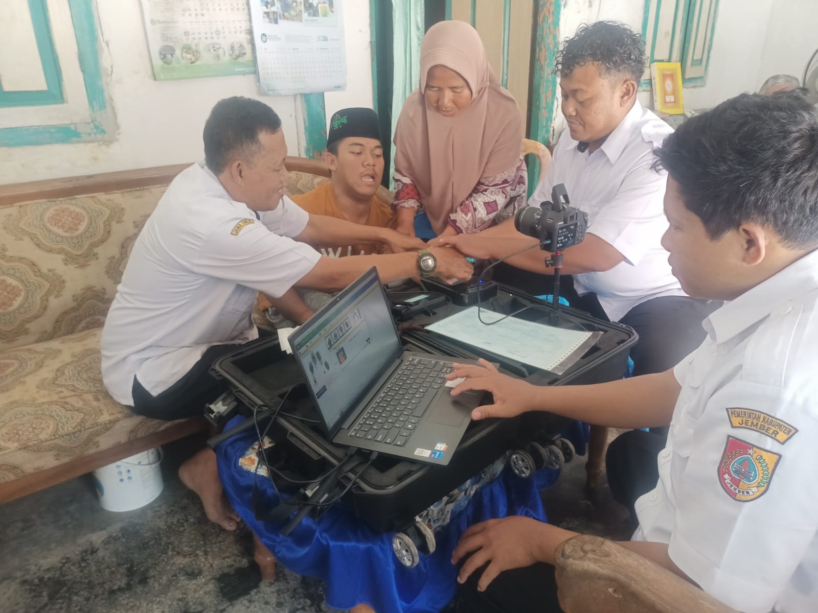 hadirkan-keadilan-layanan-tim-ots-bangsalsari-jemput-bola-perekaman-e-ktp-warga-lumpuh-total-20260723