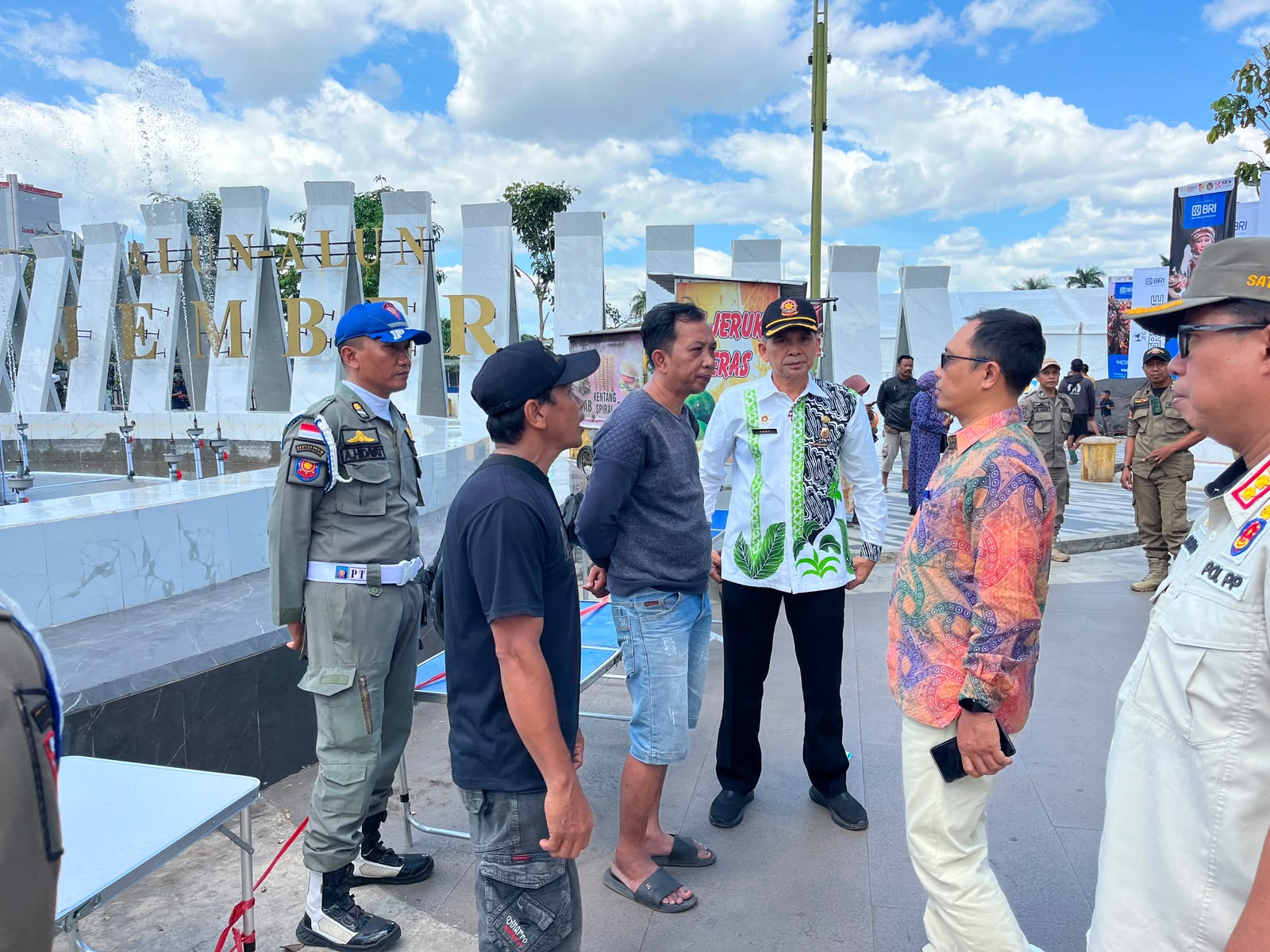satpol-pp-jember-tertibkan-pkl-jelang-jfc-2026-wujudkan-kota-yang-aman-tertib-dan-indah-20260724