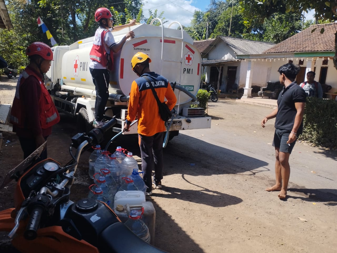 distribusi-air-bersih-ke-11-bpbd-dan-pmi-jember-bantu-125-kk-terdampak-kekeringan-di-pakusari-20260724