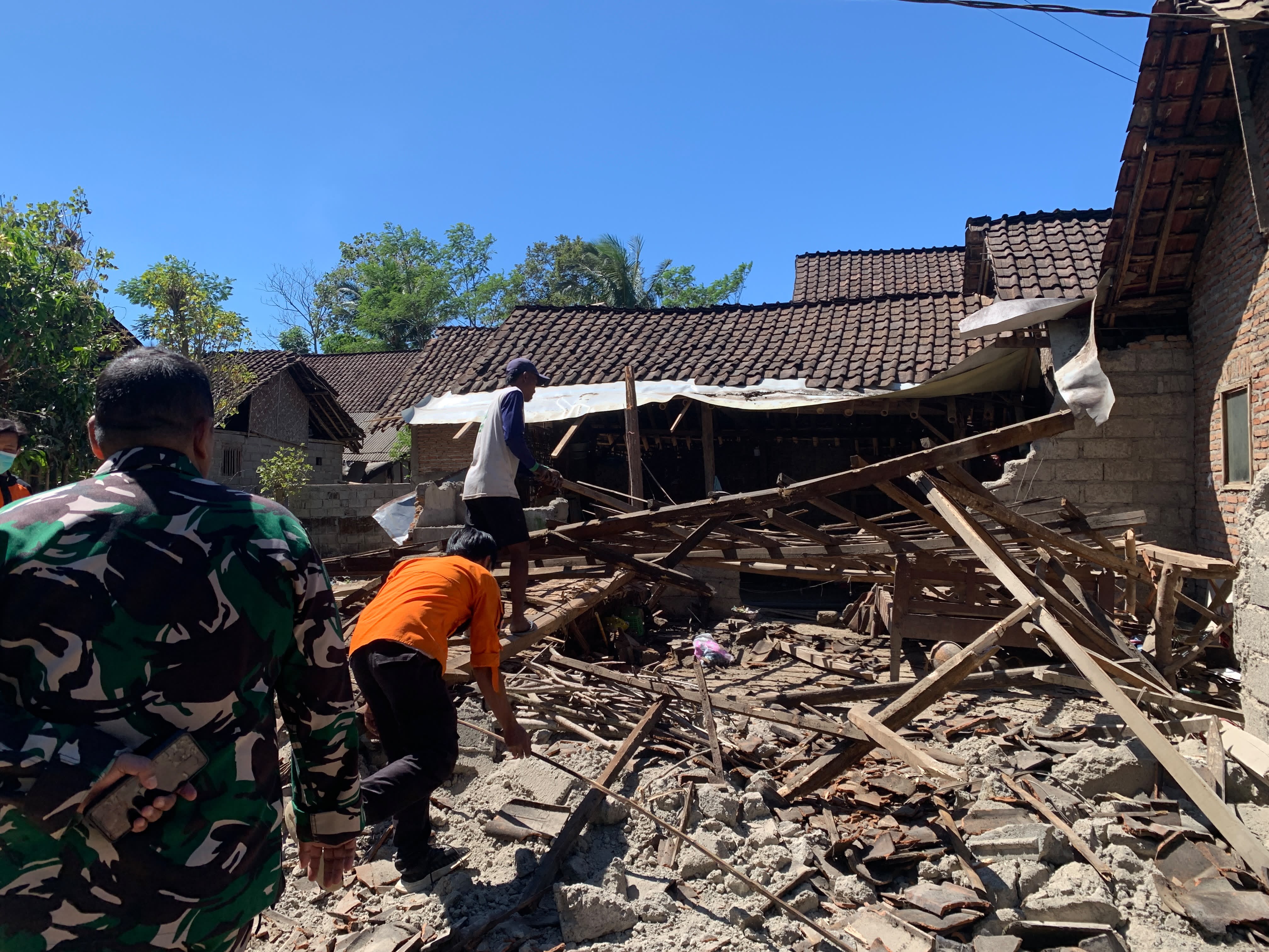 bpbd-jember-salurkan-bantuan-korban-angin-kencang-di-ledokombo-dapur-rumah-warga-ambruk-20260724
