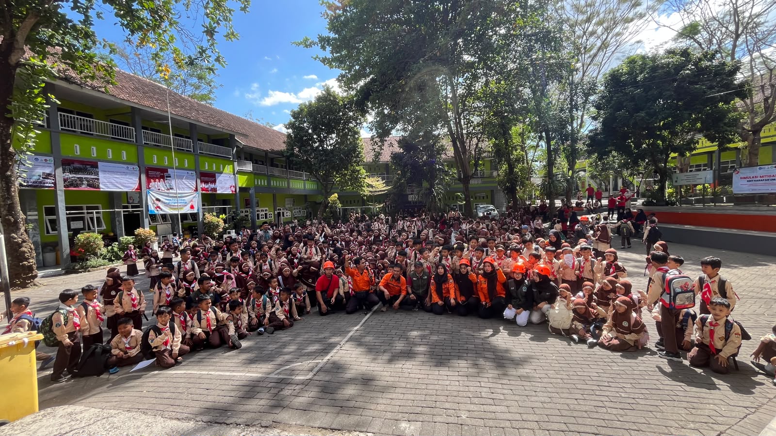 ratusan-siswa-sdit-harapan-umat-ikuti-simulasi-gempa-dalam-program-spab-bpbd-jember-20260724
