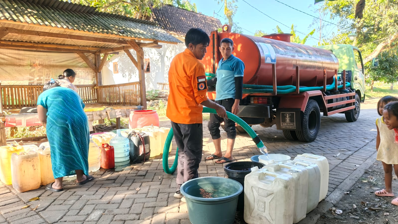 bpbd-jember-salurkan-distribusi-air-bersih-ke-8-untuk-325-kk-di-kalisat-warga-berharap-krisis-kekeringan-segera-berakhir-20260724