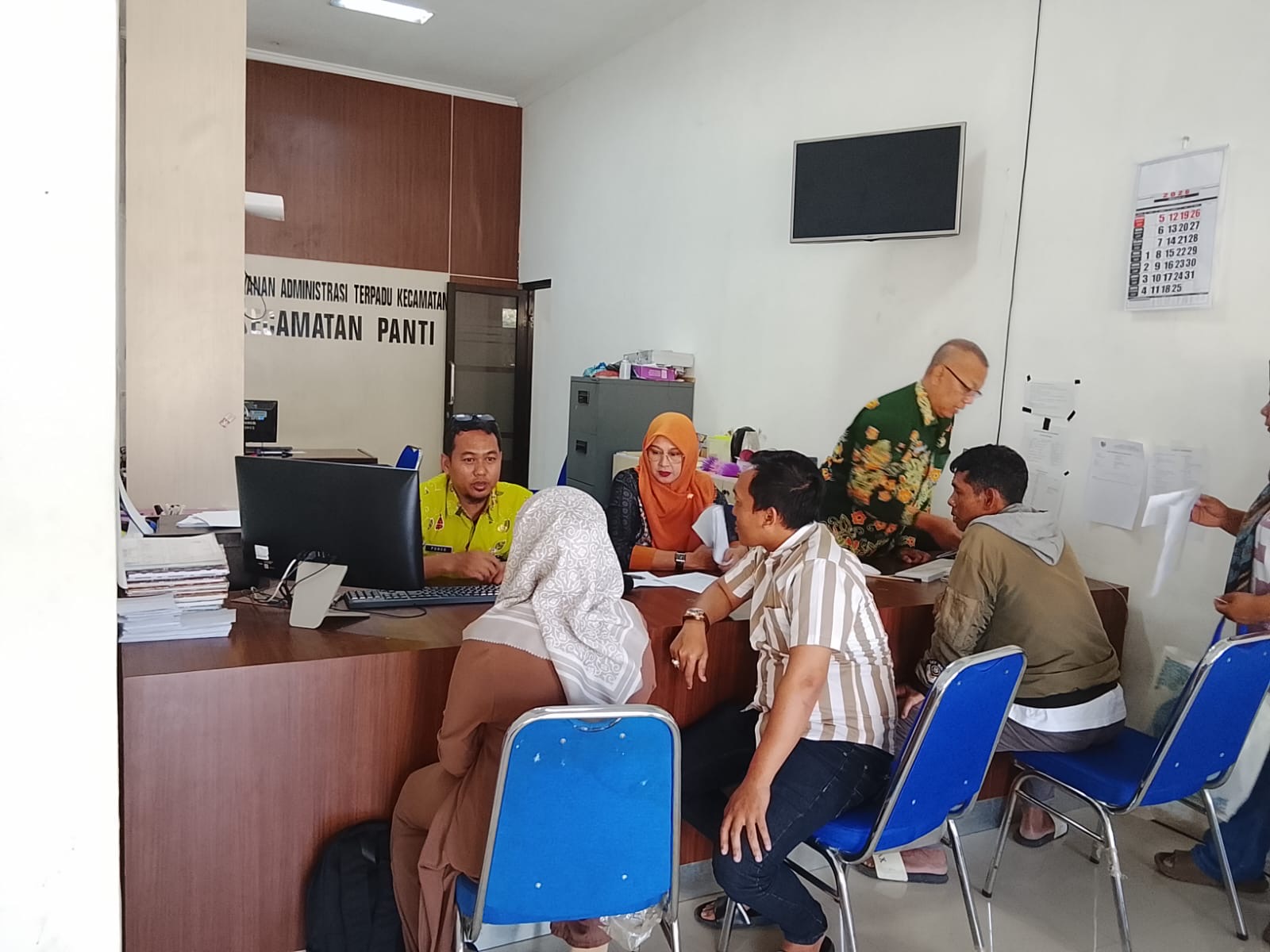 tak-pernah-sepi-kantor-kecamatan-panti-buka-layanan-prima-untuk-ratusan-warga-tiap-harinya-20260731