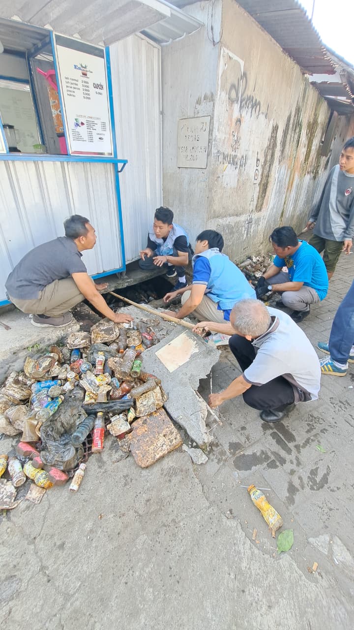 mahasiswa-kkn-kolaboratif-bersama-aparat-kelurahan-tegalgede-gotong-royong-bersihkan-gorong-gorong-di-jalan-tawang-mangu-20260731