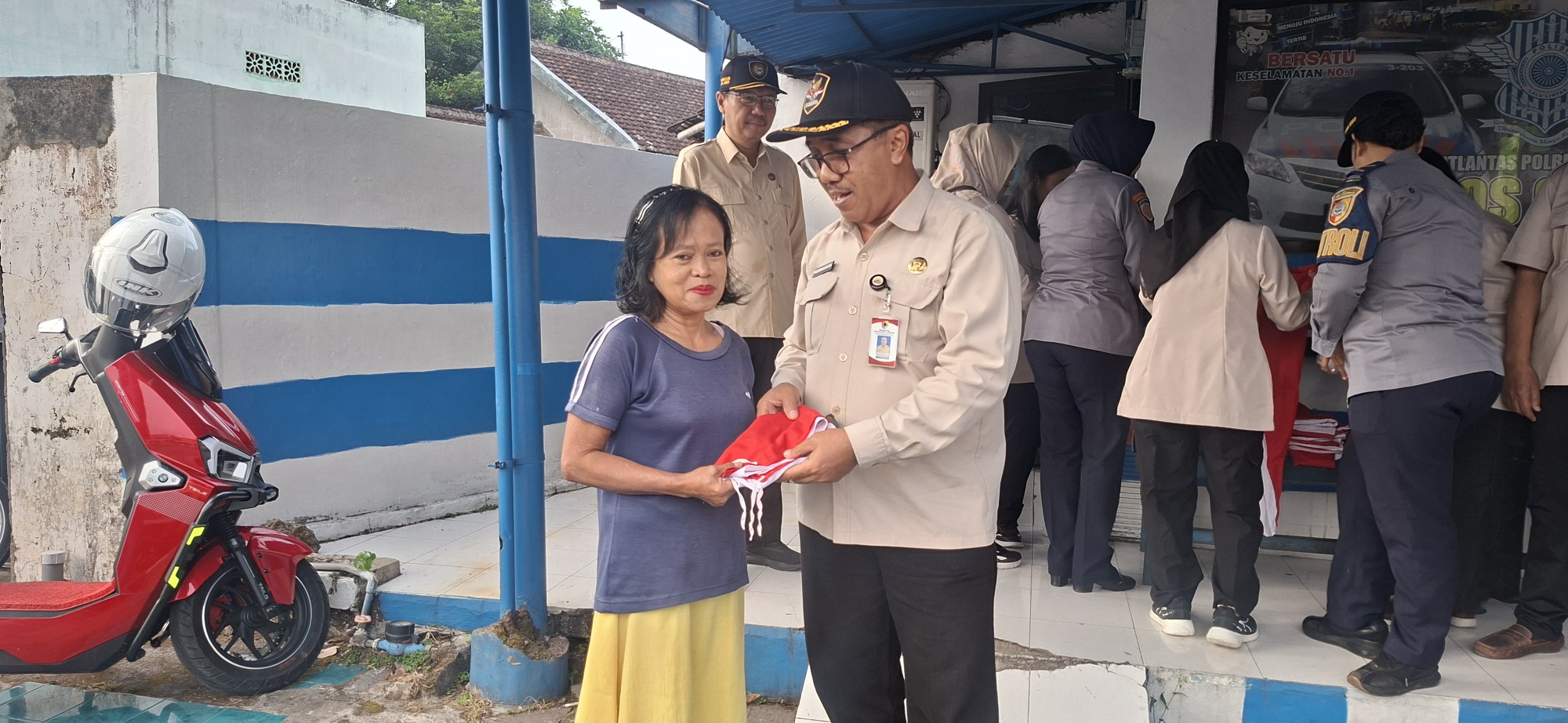 pupuk-nasionalisme-bakesbangpol-dan-fpk-jember-turun-ke-jalan-bagikan-bendera-gratis-20260801