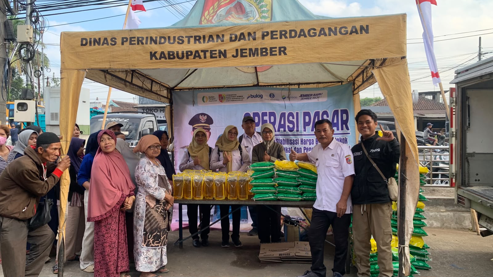 operasi-pasar-sudah-dimulai-lebih-awal-namun-antrean-warga-di-pasar-mangli-tetap-mengular-20260806