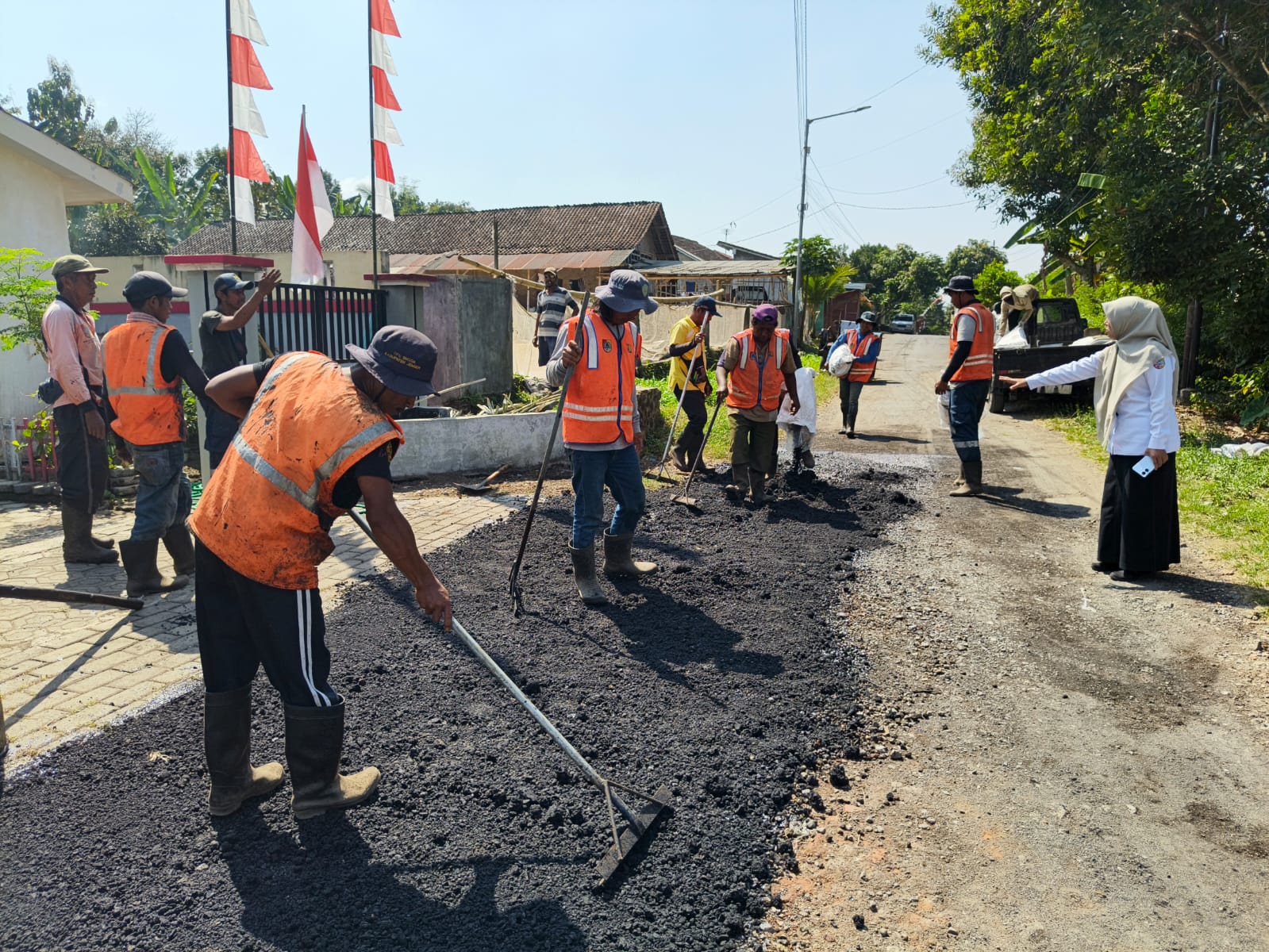 lurah-jumerto-tinjau-langsung-pengerjaan-aspal-jalan-lingkungan-krajan-20260806