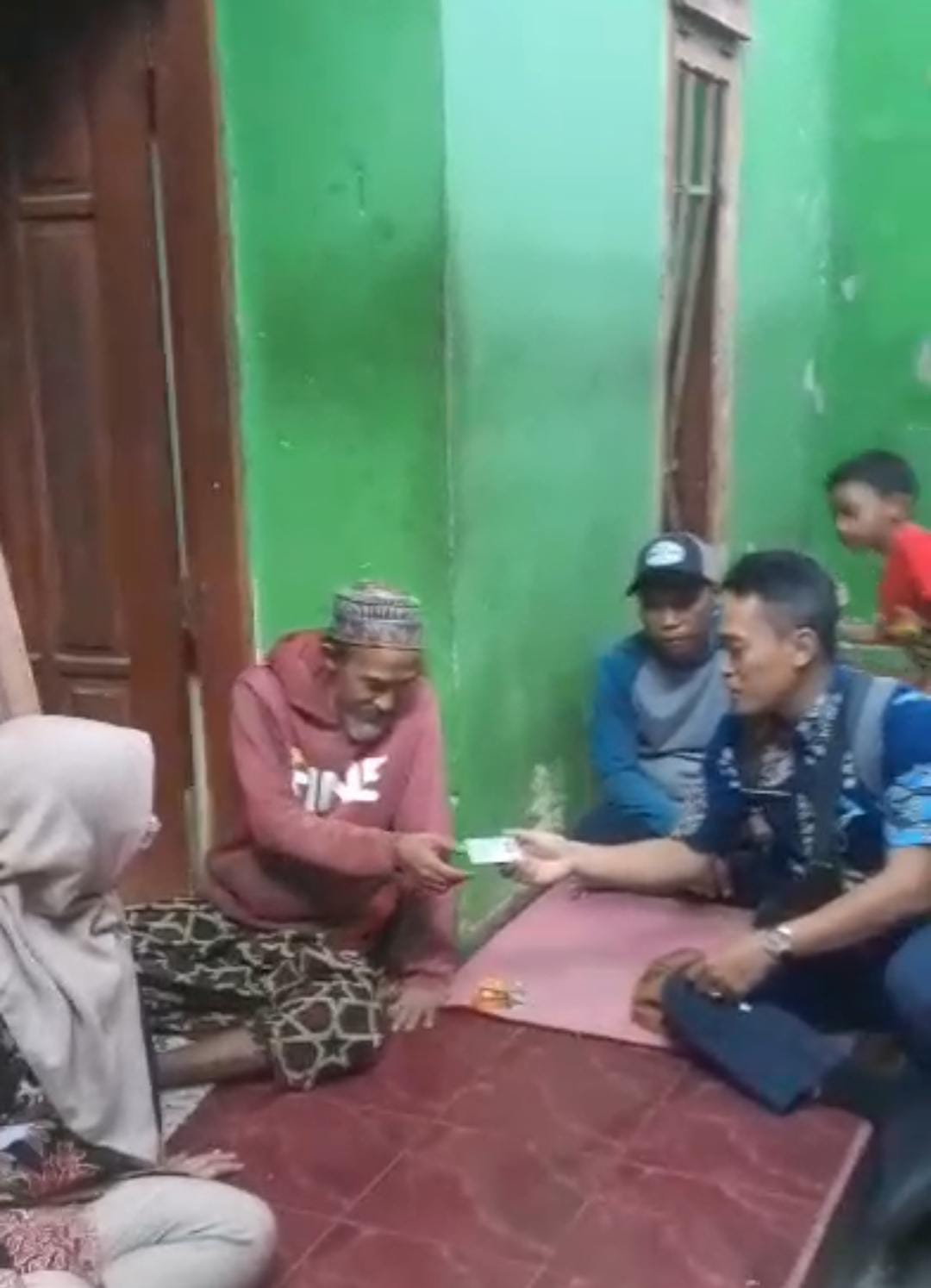 tak-bisa-mengurus-sendirikelurahan-kepatihan-hadir-bantu-pengurusan-e-ktp-warga-korban-kecelakaan-20260806