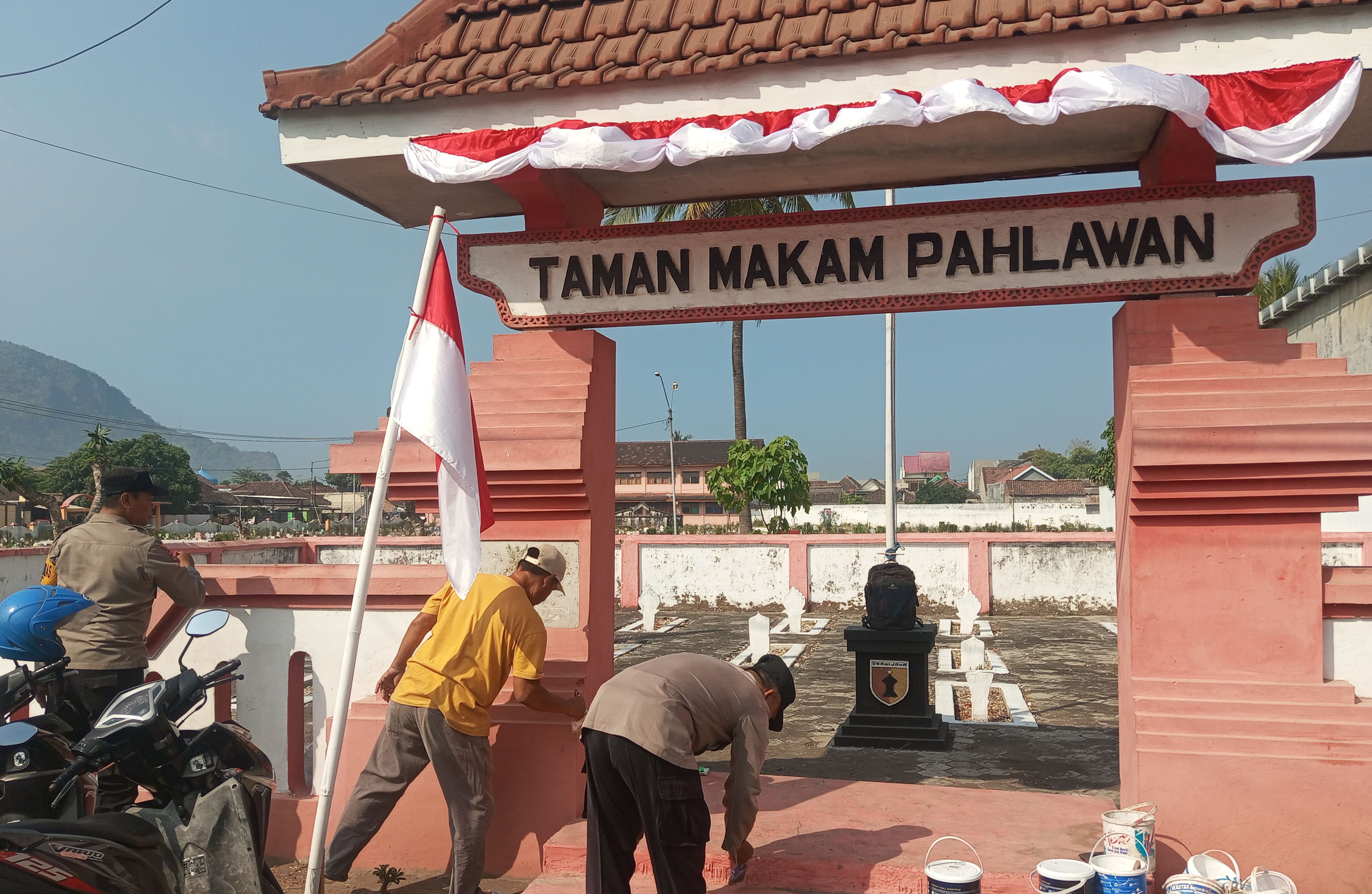 jelang-renungan-malam-hut-ri-gabungan-tni-polri-dan-kecamatan-puger-bersihkan-tmp-20260811