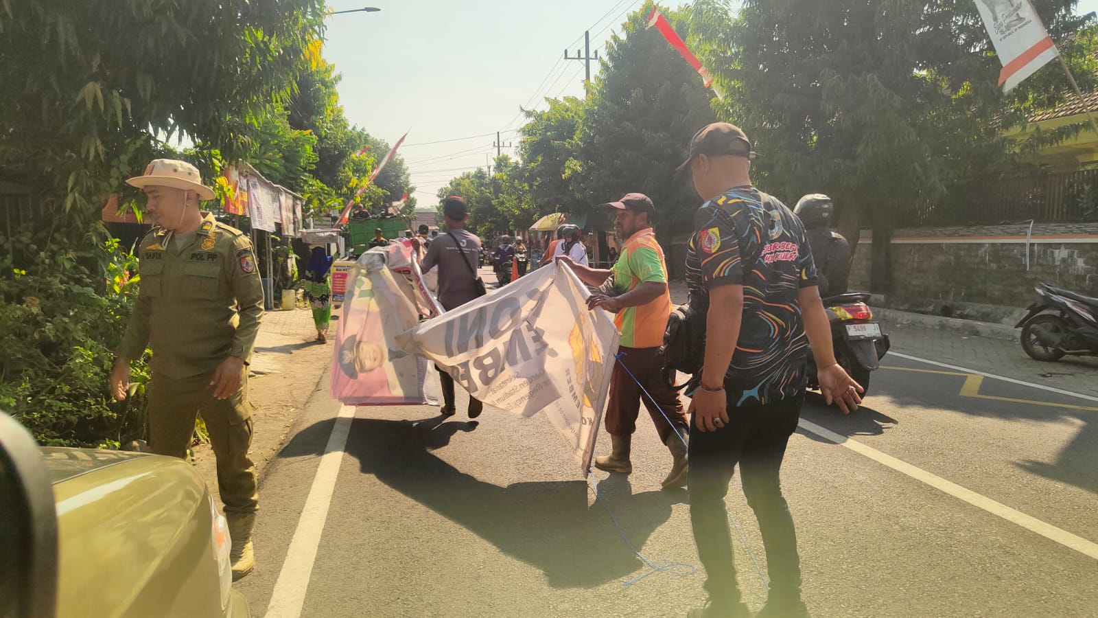 satgas-iatr-sapu-bersih-reklame-dan-baliho-ilegal-di-jember-lor-20260811