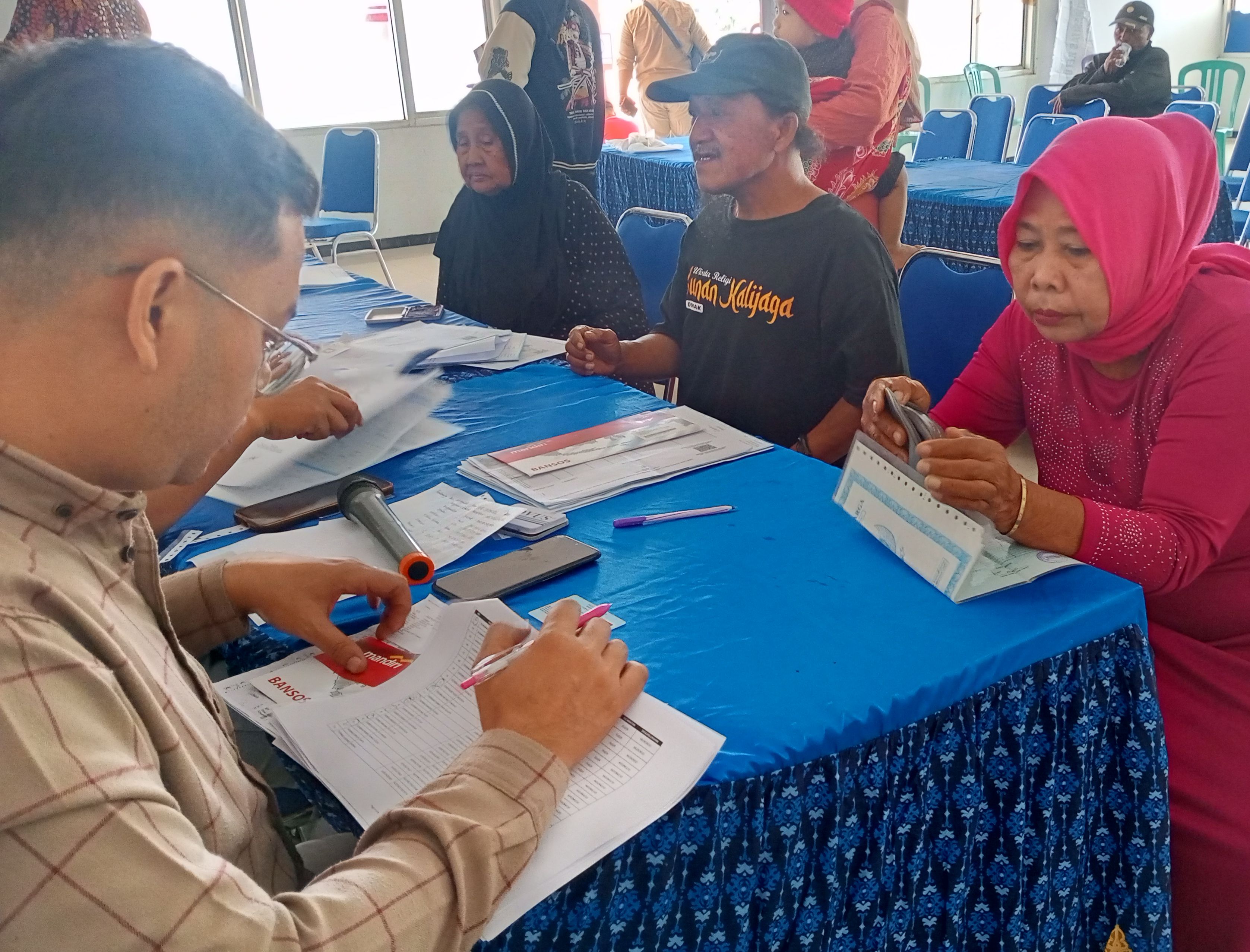 kecamatan-puger-salurkan-kartu-atm-bansos-mandiri-ke-156-kpm-dijamin-tanpa-potongan-20260811