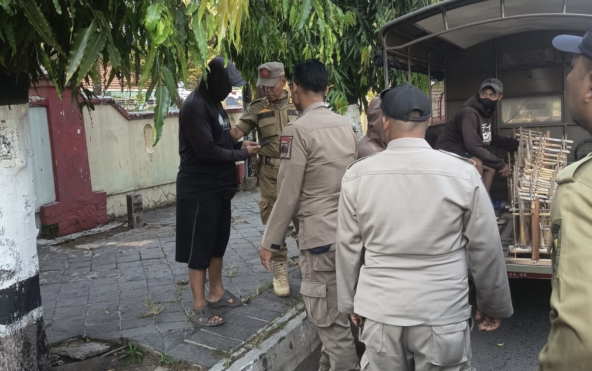 satpol-pp-jember-amankan-pengamen-angklung-dalam-operasi-pmks-di-jalan-pb-sudirman-20260814