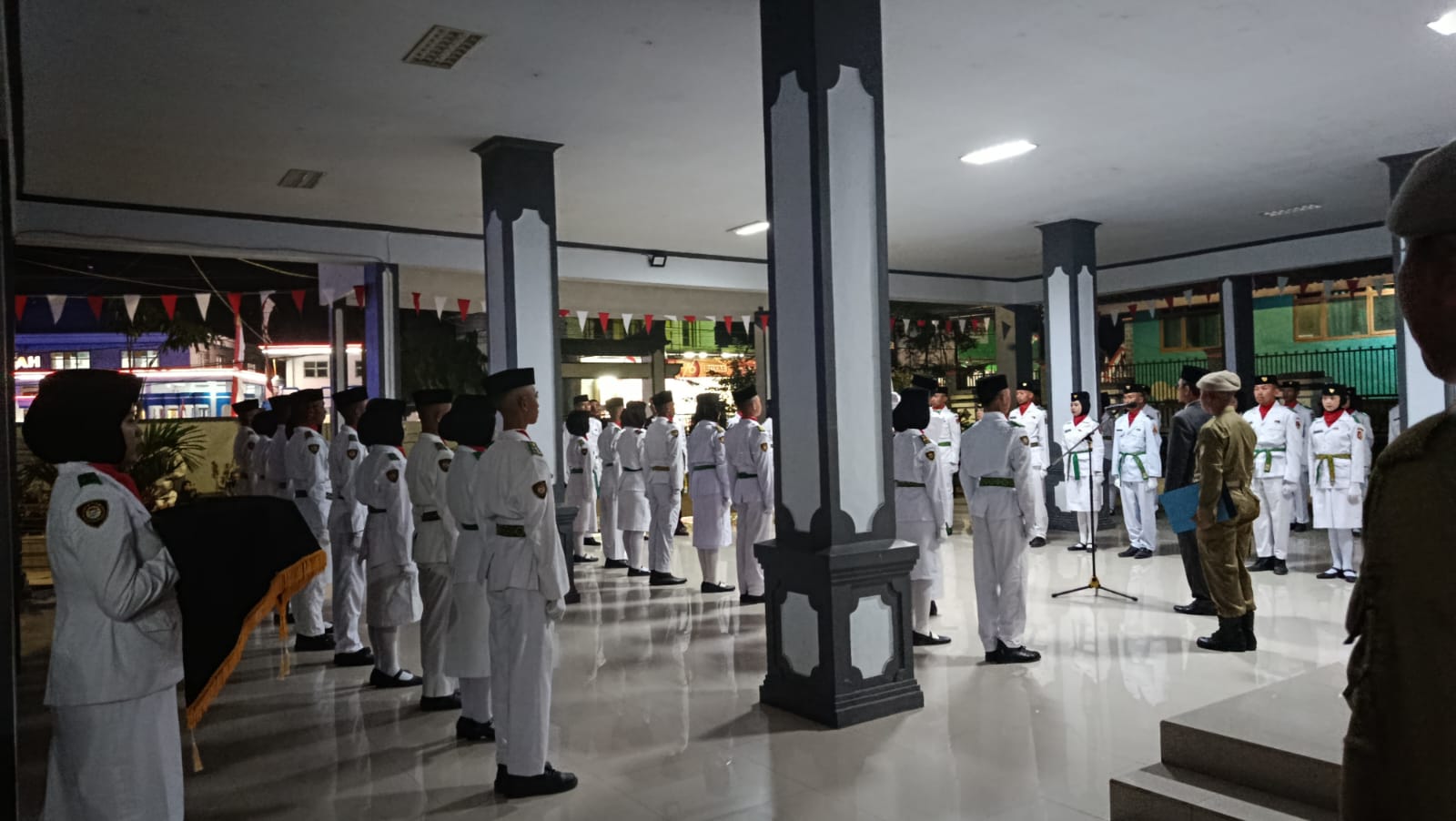 paskibrasumberjambe-dikukuhkan-bupati-tekankan-generasi-berprestasi-20260816