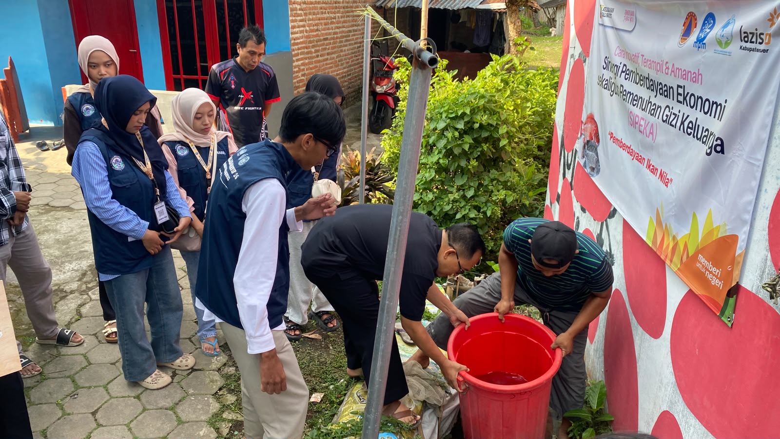 cinta-si-peka-kembali-tebar-1500-benih-ikan-selokan-rw-17-disulap-jadi-media-budidaya-20260816