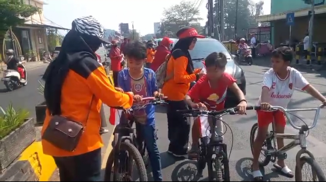semarak-hut-ke-81-ri-warga-kebonsari-turut-bagikan-1000-bendera-di-gladak-kembar-20260816