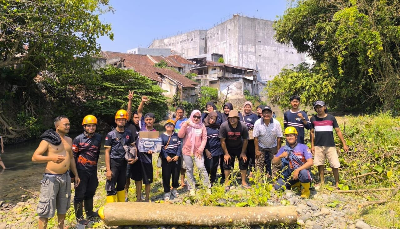 bpbd-dan-warga-gotong-royong-bersihkan-sungai-kalijompo-cegah-aliran-air-tersumbat-20260816