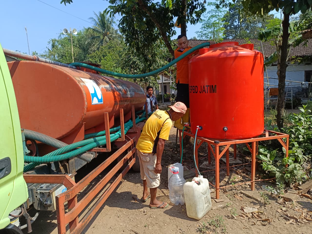 warga-kalisat-mulai-kesulitan-air-bersih-bpbd-jember-kembali-salurkan-5000-liter-20260816
