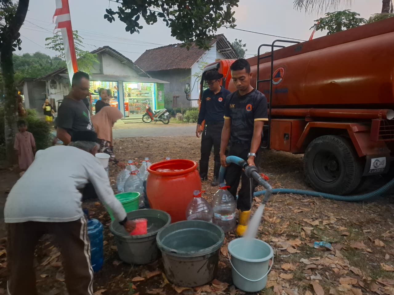 120-kk-di-kaliwining-jember-kesulitan-air-bersih-bpbd-salurkan-5000-liter-20260816