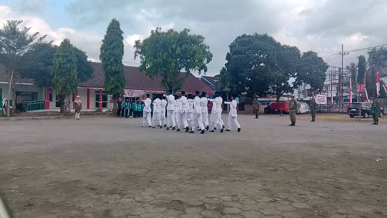 pimpin-upacara-kemerdekaan-camat-mayang-puji-dedikasi-petugas-dan-elemen-masyarakat-20260818