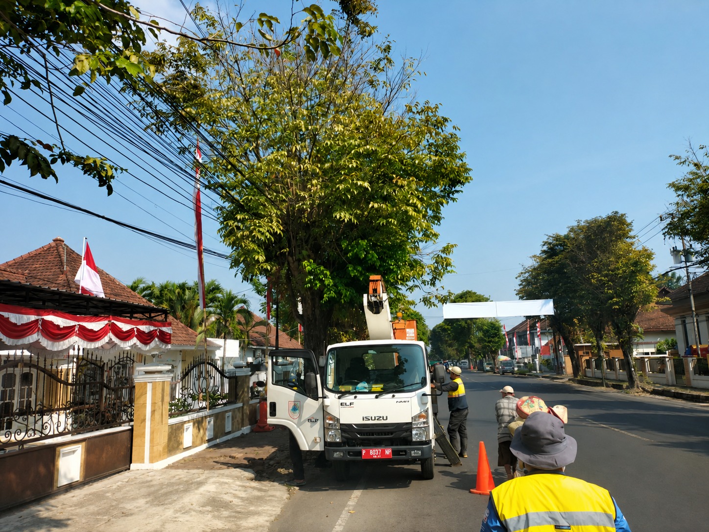 dpupr-jember-rapikan-jalan-letjen-panjaitan-pohon-dirempes-dan-trotoar-direhabilitasi-20260819
