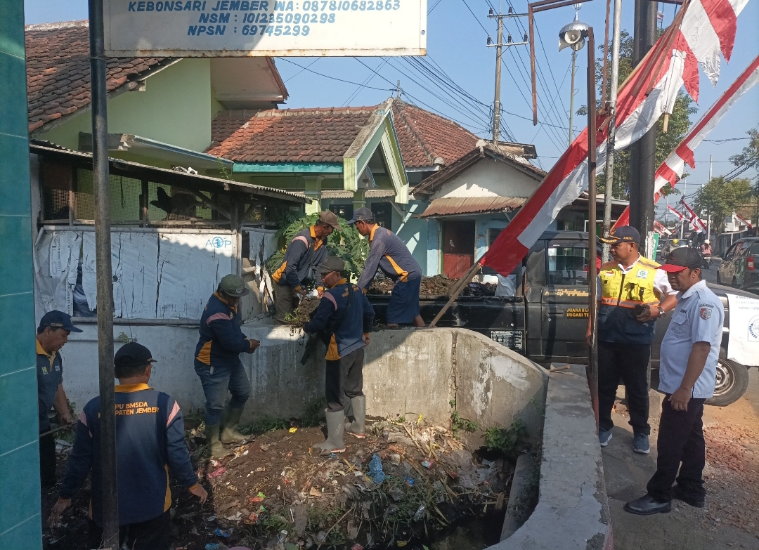 antisipasi-genangan-korsda-bersihkan-saluran-avur-di-jalan-letjen-sutoyo-kebonsari-20260819
