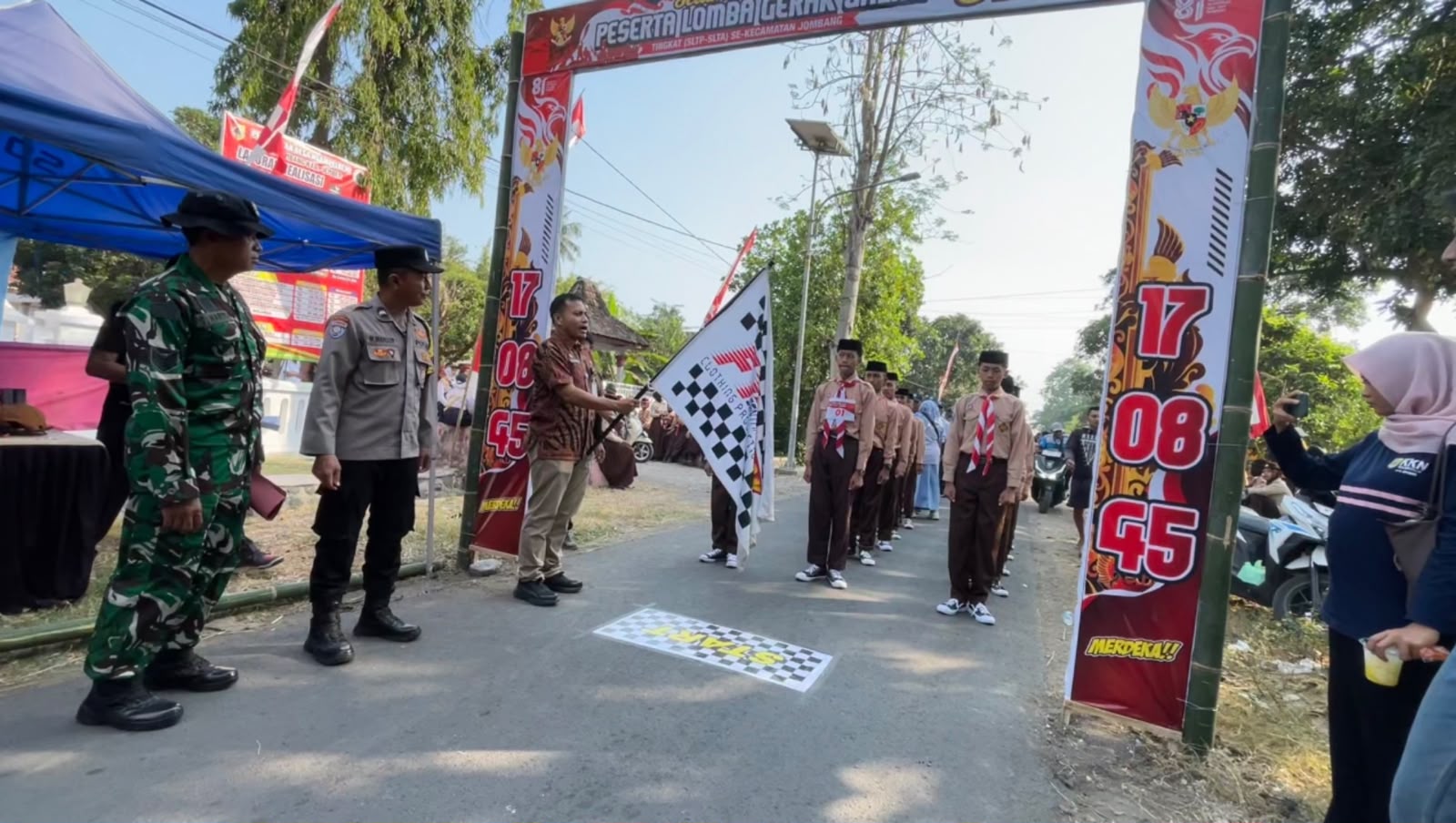 camat-jombang-lepas-gerak-jalan-sltp-slta-wadah-gembleng-kedisiplinan-dan-karakter-pelajar-20260821